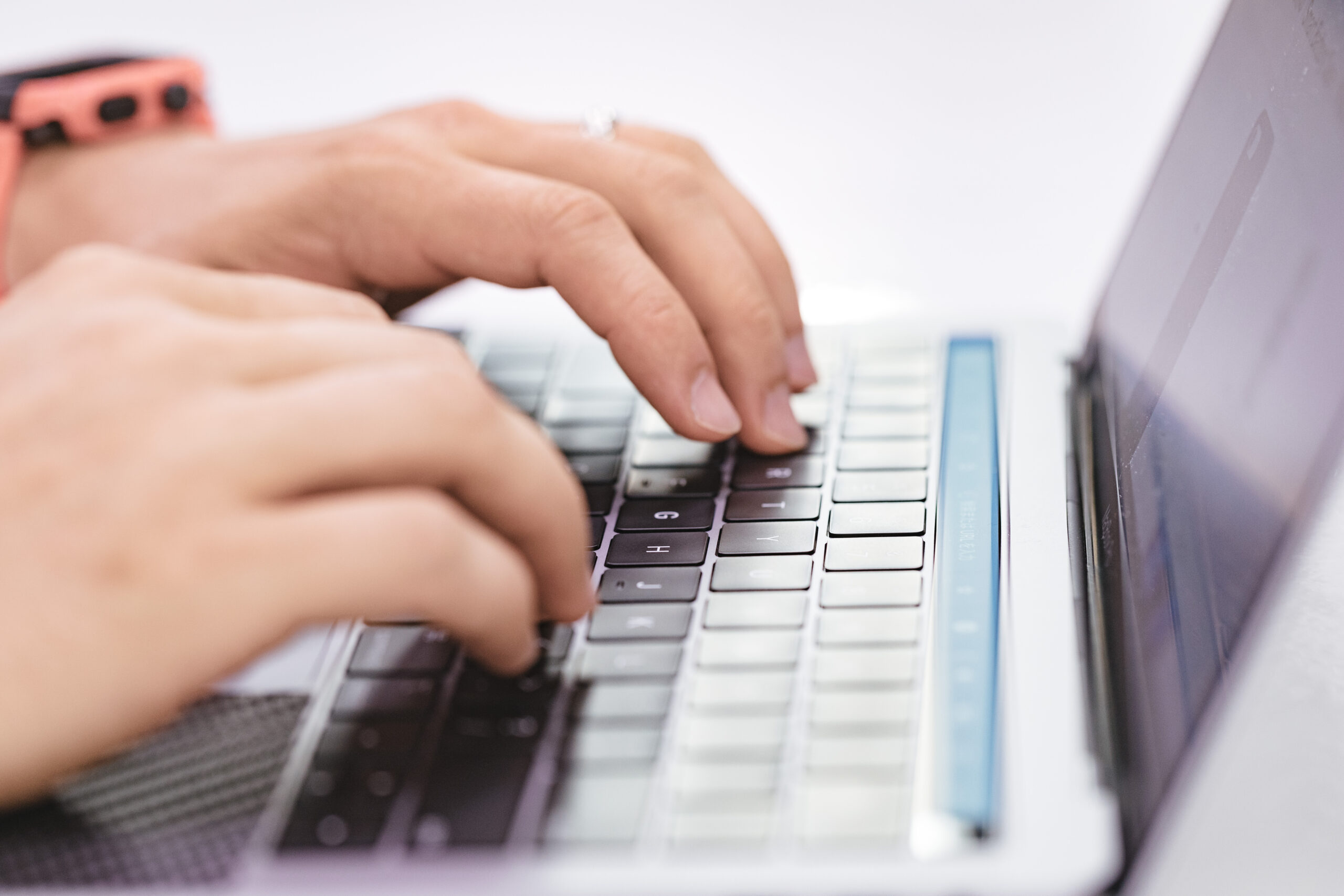 パソコンの前で作業