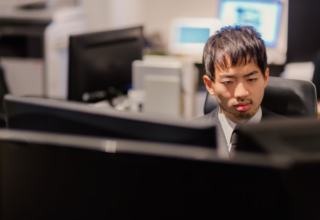 パソコンの前で作業　男性