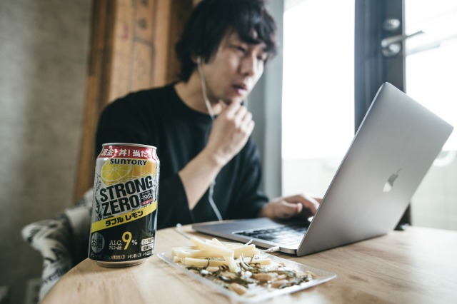 パソコンの前で作業男性